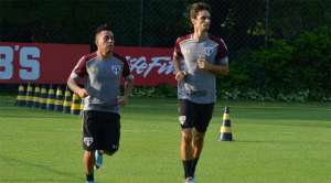 Em dia tenso no São Paulo, Rodrigo Caio e Cueva têm conversa particular em CT