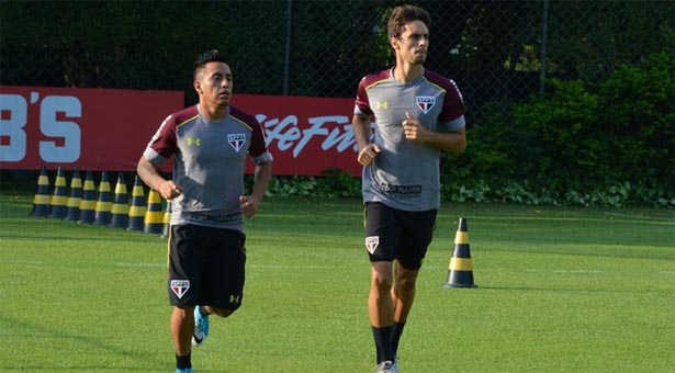 Em dia tenso no São Paulo, Rodrigo Caio e Cueva têm conversa particular em CT 2 0002050266773 img