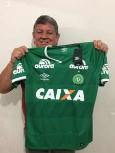 Pai de ex-atacante da Ponte ganha camisa da Chape em Promoção BRASILEIRÃO PREMIADO
