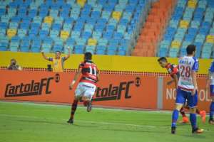 Técnico lamenta empate do Atlético-GO e explica manutenção de Walter