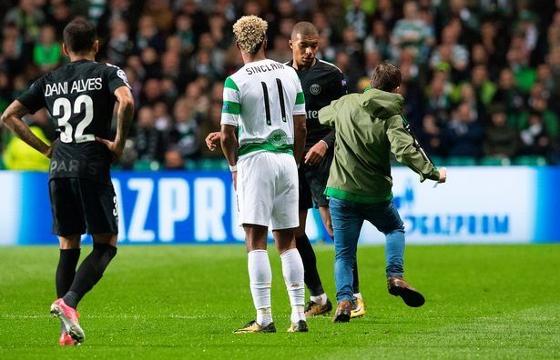 Uefa abre ação contra o Celtic por torcedor que invadiu campo para agredir Mbappé