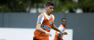 Afastado, meia 'vira' torcedor do Santos e espera voltar mais forte