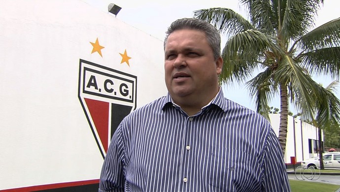 Dirigente do Atlético-GO alfineta treinador, reclama de Walter e exalta Ronaldo