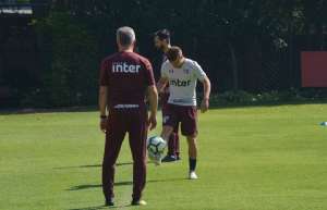 Dorival repete escalação e intensifica treino de finalizações no São Paulo