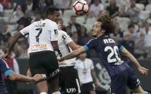 Jô esquiva sobre futuro e não garante permanência no Corinthians