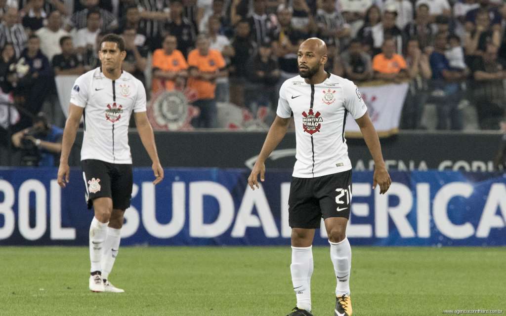 Perto de voltar para o banco, Marciel ganha pontos no Corinthians