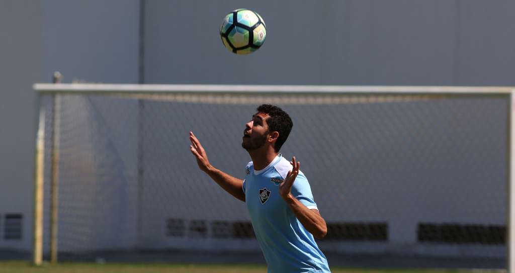 Renato se recupera, não sente dores e volta a treinar no Fluminense
