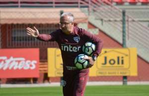 Dorival aprova ajuda de Muricy e diz ter tido receio antes de reunião com torcida