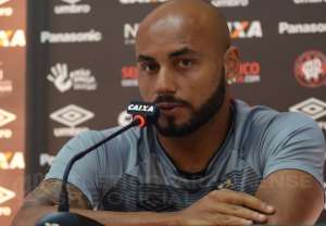 Jonathan, do Atlético-PR, promete comemorar se marcar gol contra o Flu, seu ex-clube