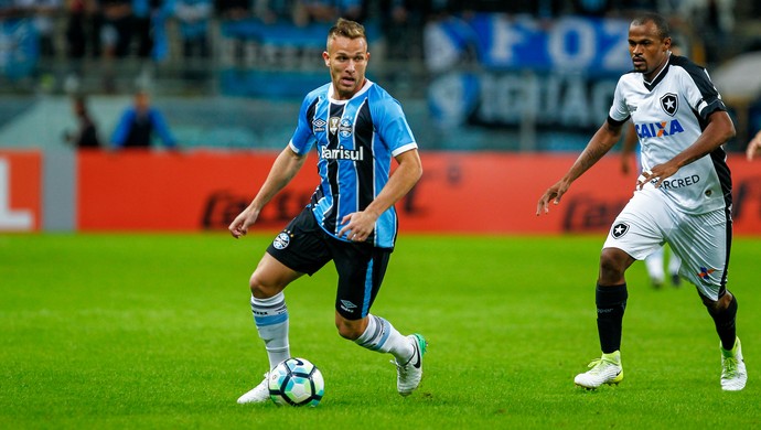 Após convocação, Arthur revela inspiração em Gabriel Jesus e surpresa por bom ano