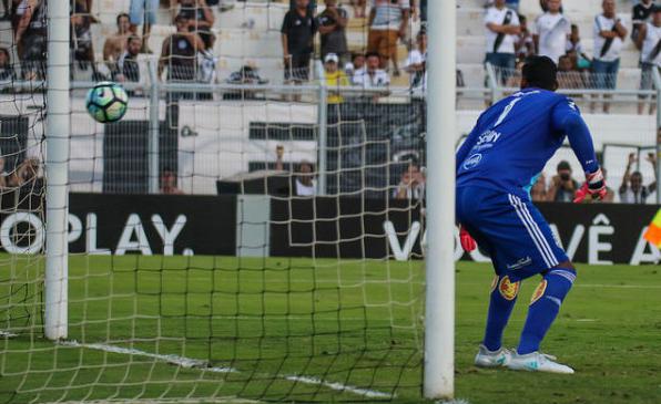Aranha falhou diante do Atlético-MG e São Paulo, mas completou 70 jogos seguidos pela Macaca