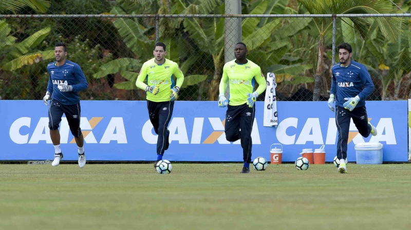 Mano Menezes faz mistério quanto escalação do Cruzeiro