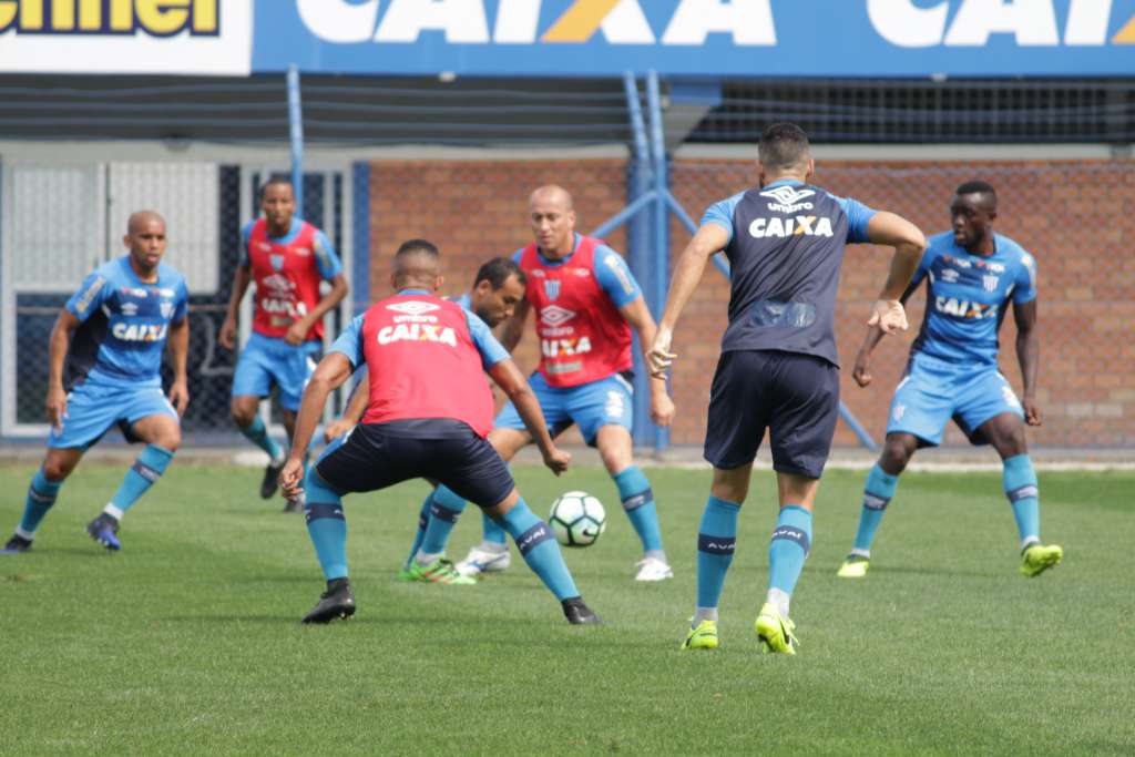 Há cinco jogos sem perder, Avaí busca terceira vitória consecutiva no Brasileirão diante do Galo