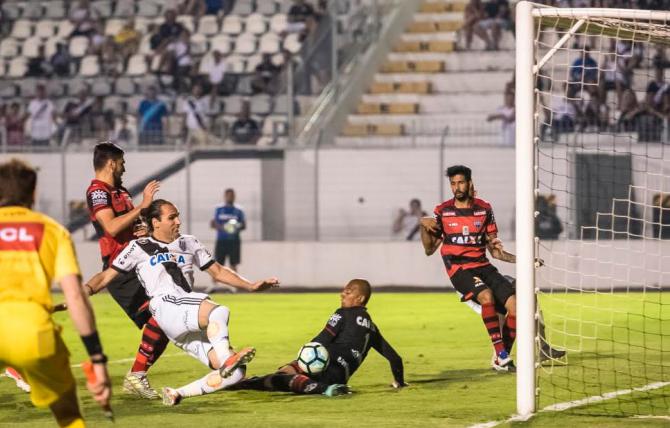 Léo Gamalho se esticou e fez o gol de empate com ajuda do zagueiro. Mas foi insuficiente. Foto: Paulo Leoni - AAPP