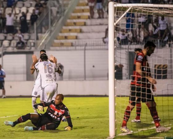 Léo Gamalho saiu comemorando e deu ânimo à torcida. Foto: Paulo Leoni - AAPP