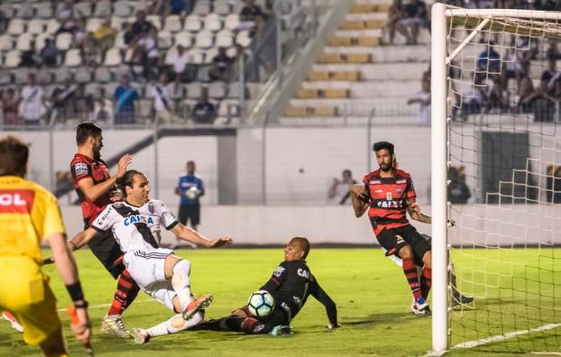 Gol de empate de Léo Gamalho não foi suficiente para impedir derrota da Ponte. Foto: Paulo Leoni - AAPP