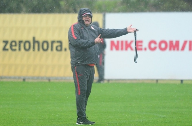 Série B: Guto Ferreira, do Internacional, prega cautela ao projetar título