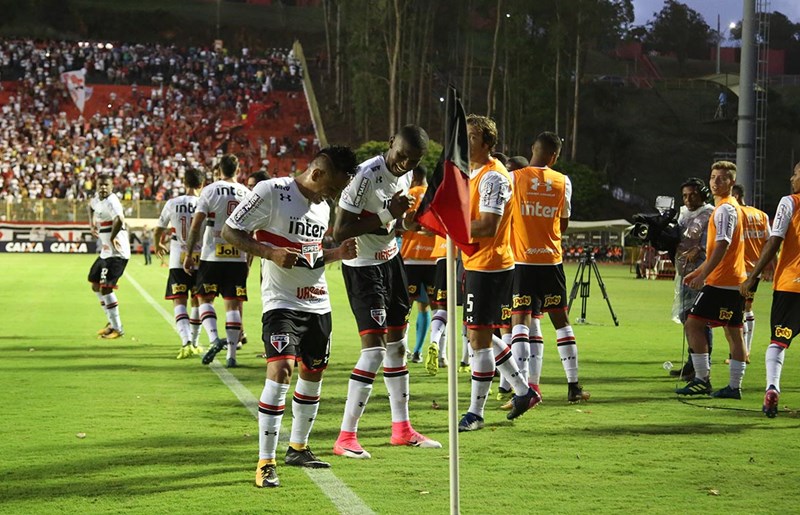 São Paulo derrota o Vitória em Salvador