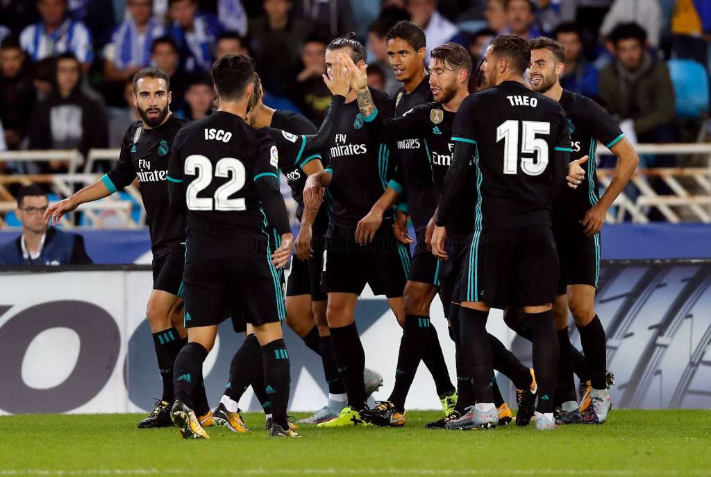Jogadores do Real Madrid comemoram um dos gols da vitória sobre o Real Sociedad