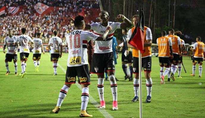 Sãopaulinhos comemoraram muito a vitória dentro do Barradão. Mas querem evitar euforia.