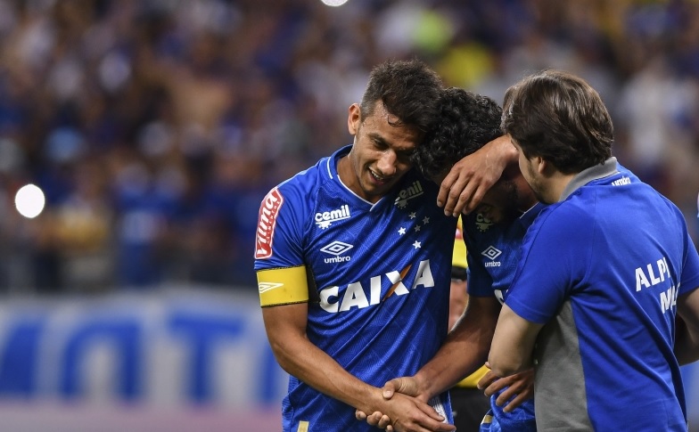 O zagueiro Léo comemoram com Henrique o gol que deu a vitória ao Cruzeiro sobre o Bahia