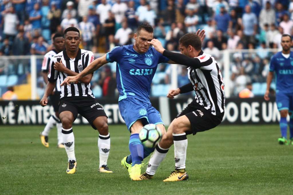 BRASILEIRÃO: Timão dispara com 'ajuda' de juiz e São Paulo festeja em Salvador 2 0002050268062 img