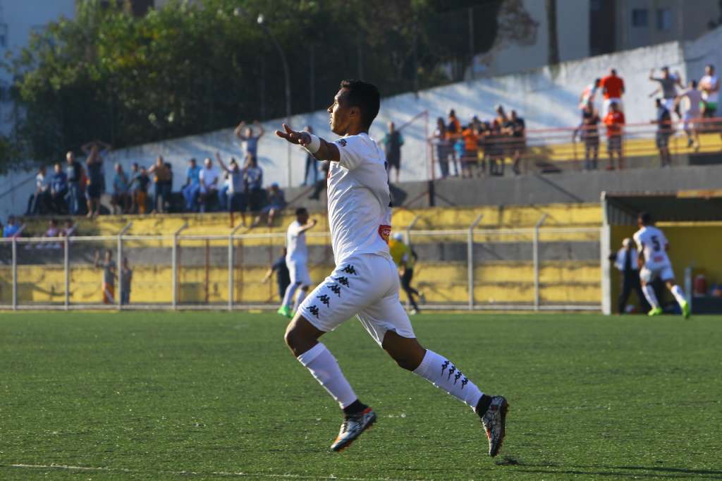 Com acesso garantido, Felipe do São Bernardo está isolado na artilharia (Foto: Luciano Santoliv/ MKT Esportes)