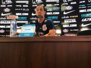 Rodriguinho diz que não confessaria gol irregular e vê exagero com o Corinthians
