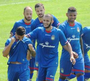 Copa Paulista: Lateral celebra gol de falta e classificação do São Caetano