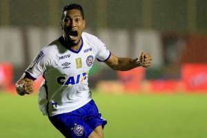 De volta ao Bahia após 5 meses, Hernane celebra: 'Alegria poder jogar'