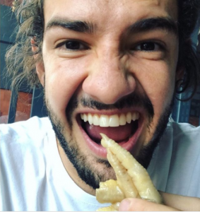 Provocação? Em véspera de Majestoso, Pato aparece comendo galinha