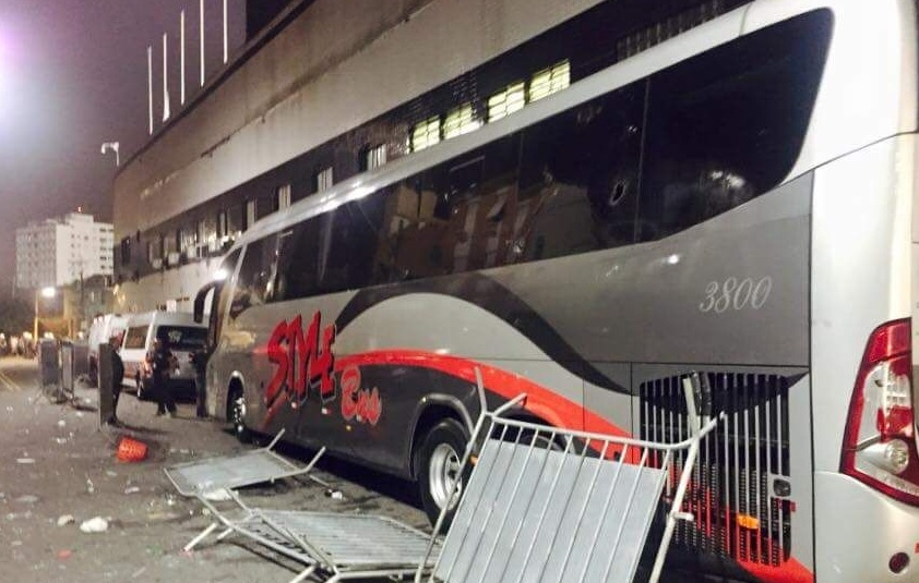 Torcida do Santos apedreja ônibus e ameaça invadir vestiário após eliminação