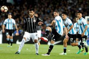 Após queda, Carille admite surpresa com a postura defensiva do Racing