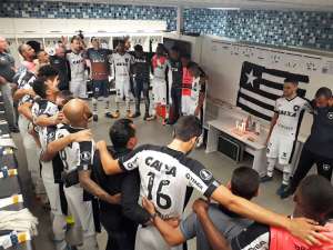 Calado e abatido, Botafogo desembarca no Rio com apoio de torcedores