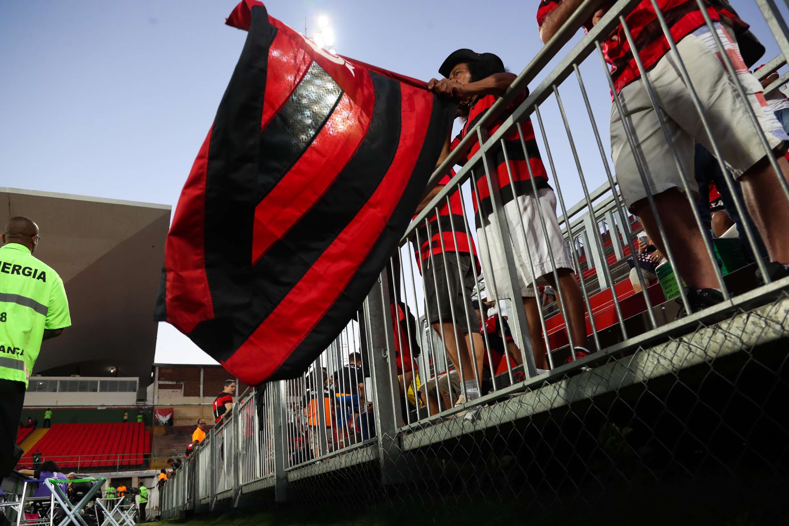 Denunciante de fraude em venda de ingressos, Flamengo elogia ação policial