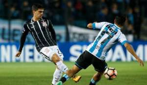 Após desabafo, Fagner muda o tom contra arbitragem e pede frieza no Corinthians