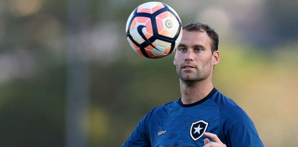 Carli eleva moral do Botafogo e quer time na Libertadores 2018