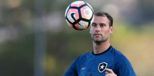 Carli projeta volta do Botafogo à Libertadores e nega falha de companheiro no Sul