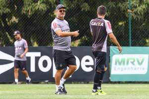 Micale elogia Robinho, mas garante Cazares como titular do Atlético-MG