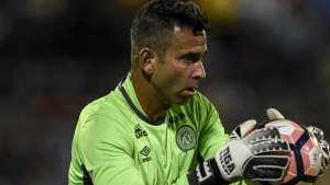 Interino discute com goleiro em treino da Chapecoense e clima esquenta
