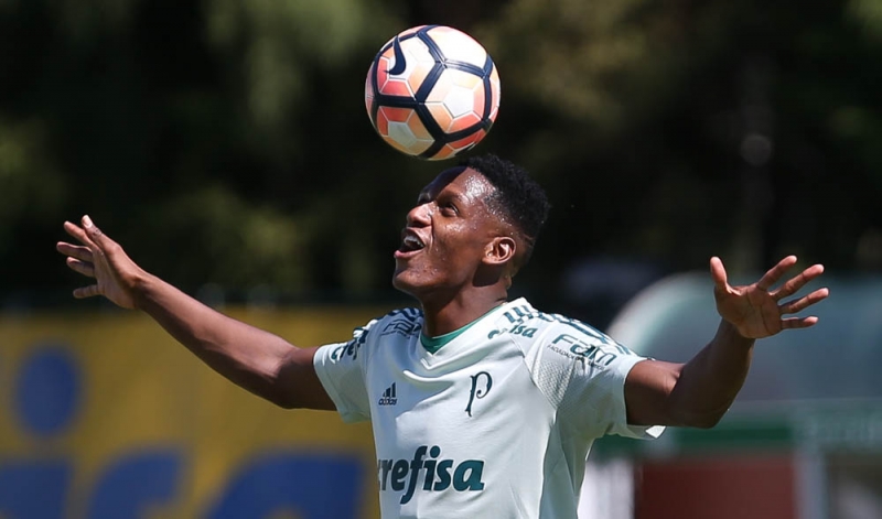 Mina treina no gramado e avança em recuperação para voltar ao Palmeiras