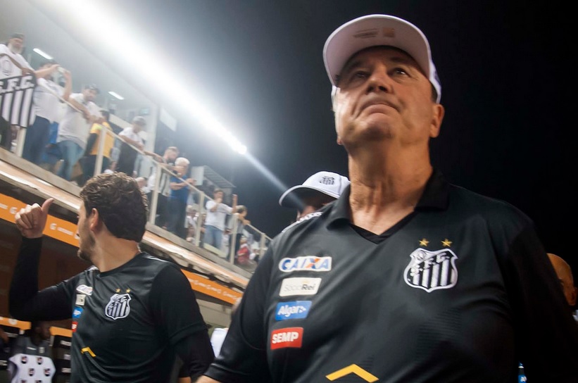 Levir Culpi conversa com elenco do Santos em busca de motivação