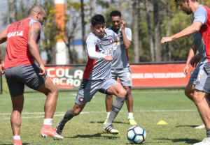 Atlético-PR tenta aproveitar cansaço do Santos para colar no G6