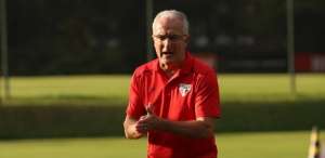 Dorival espera arbitragem tranquila no clássico e minimiza polêmica com Jô