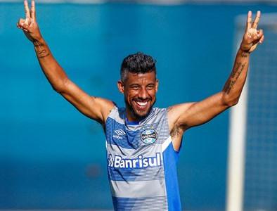 Aos 38 anos, o interminável Léo Moura renova contrato com o Grêmio até o final de 2018