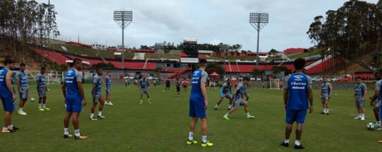 Neste sábado o Grêmio treinou no Barradão e o time deve ter três estreias contra o Bahia