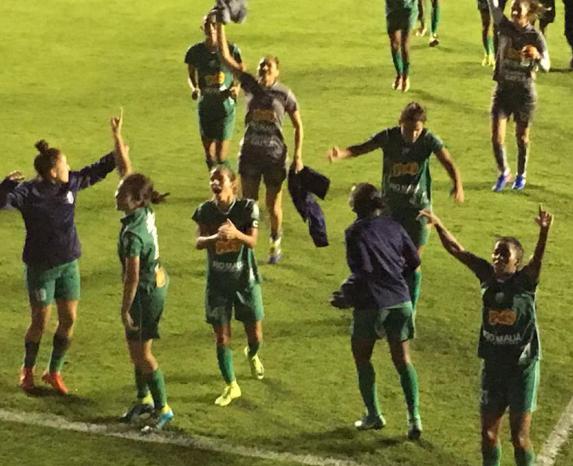 Jogadoras do Verdão agradecem pequena torcida na Arena Barueri