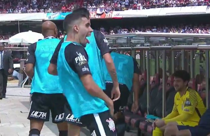 Gabriel, do Corinthians, faz gesto obsceno para torcida do SP e passa em branco na súmula