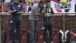 Carille 'isenta' Gabriel por gesto obsceno e lembra de Ronaldo no Corinthians