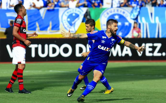 Rafael Sóbis marcou segundo gol após belo lançamento do garoto Nonoca
